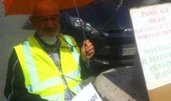 No al pizzo: 72enne si lega a un palo davanti alla Prefettura